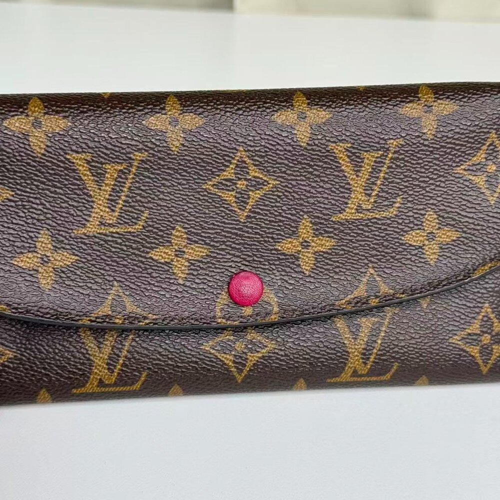 Louis Vuitton Monogram Canvas Wallet with Classic LV Logo Design - Picture 6 of 7